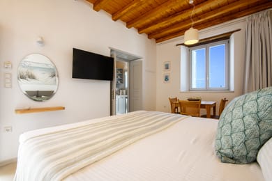 Deluxe Apartment with Sea View Balcony – King Bed