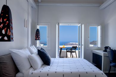 Honeymoon Pool Suite with Caldera Sunset View