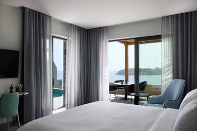 One Bedroom Family Suite with Private Pool Sea View
