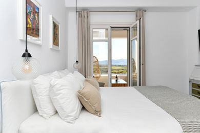 Akaste, Paros
