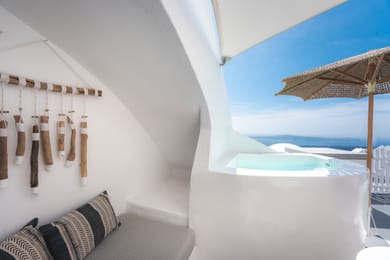 Petite Cave Suite with Caldera View and Outdoor Hot Tub