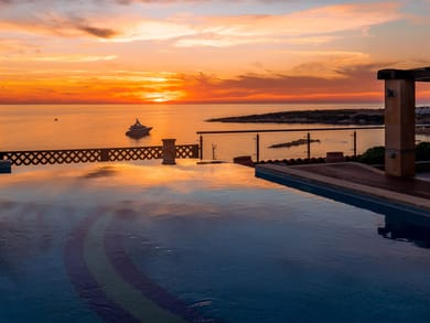 Coral Beach Hotel & Resort - Image 2