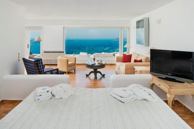 Honeymoon Suite with Private Pool & Caldera View
