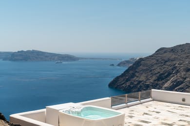 Master Villa with outdoor Jacuzzi & Caldera view