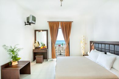 Xenios Dolphin Beach Hotel - Image 2