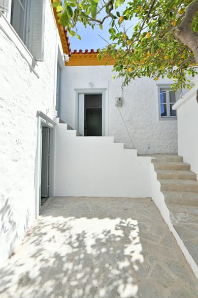 Douskos Citrus Apartments Hydra - Image 4