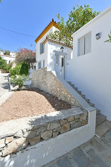 Douskos Citrus Apartments Hydra - Image 5