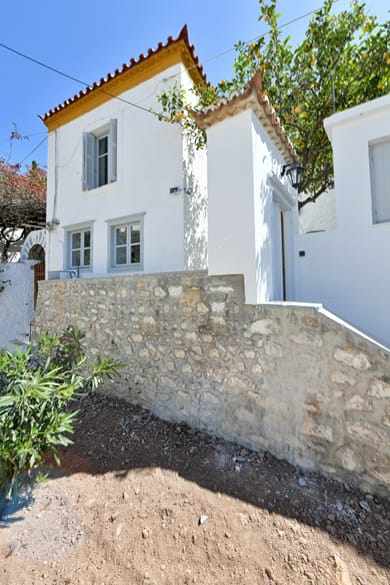 Douskos Citrus Apartments Hydra - Image 6