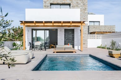 6 Bedroom Estate with 3 Private Pools