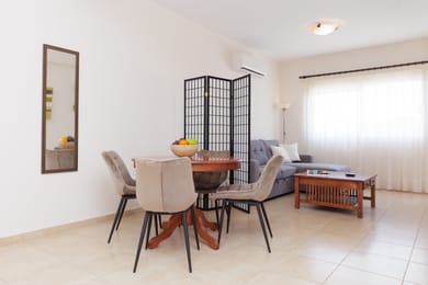 WALNUT 1BED APT WITH SHARED POOL