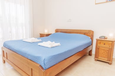 WALNUT 1BED APT WITH SHARED POOL