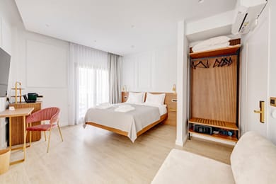 LuceViva (Ermoupolis views & Private Balconies - Perfect for Families or Group of Friends)