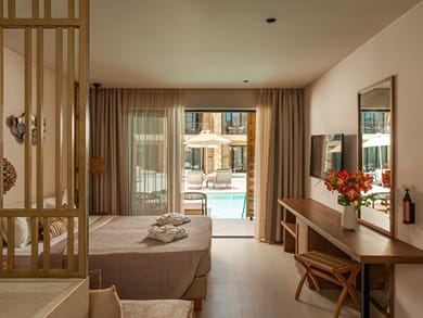 Swim-Up Suite