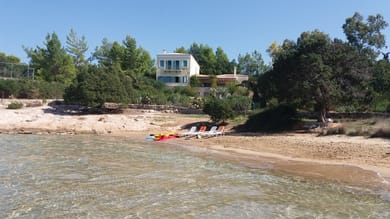 Electra Beachfront Villa - Image 4