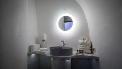 Grand Suite with Private Heated Outdoor Pool & Caldera Sea View