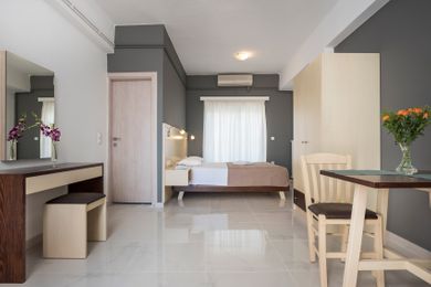 Studio with Queen Bed