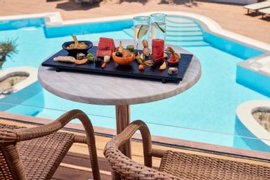 Summer Room with Sharing Pool & Pool View