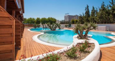 Summer Room with Sharing Pool & Pool View