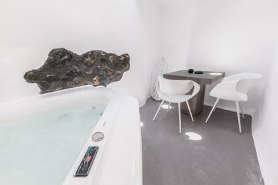 Traditional Cave Suite Piccolo with private outdoor heated jacuzzi