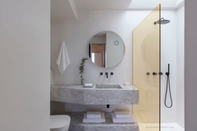 1st Floor Suites with Balcony and Outdoor Jacuzzi