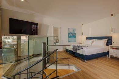 Evmaria Luxury Cottage - Image 5