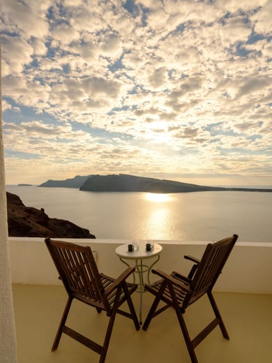 Cliff Nest Honeymoon Suite with Private Whirlpool & Caldera View *access via numerous steps