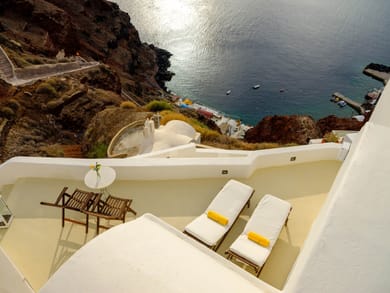 Cliff Nest Honeymoon Suite with Private Whirlpool & Caldera View *access via numerous steps