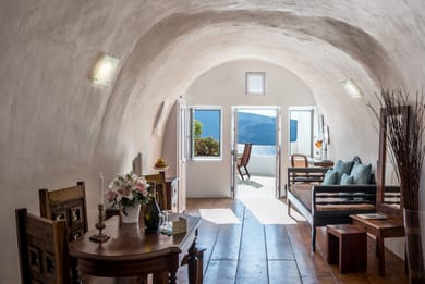 Fanari Honeymoon Suite with Indoor Cave Whirlpool & Caldera View