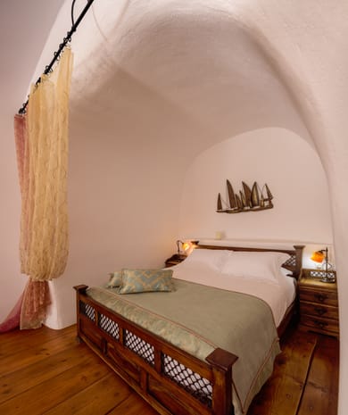 Fanari Honeymoon Suite with Indoor Cave Whirlpool & Caldera View