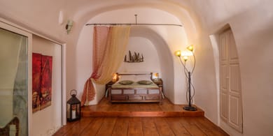 Fanari Honeymoon Suite with Indoor Cave Whirlpool & Caldera View