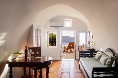 Fanari Honeymoon Suite with Indoor Cave Whirlpool & Caldera View