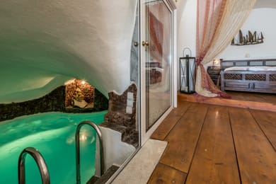 Fanari Honeymoon Suite with Indoor Cave Whirlpool & Caldera View