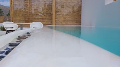 Standard suite with jetted Pool