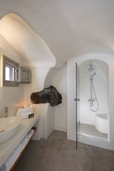 Cave Honeymoon Suite with outdoor heated private Jacuzzi