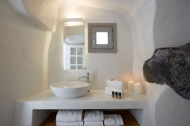 Cave Honeymoon Suite with outdoor heated private Jacuzzi