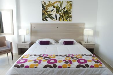 This 20m2 room has a either inland view or views of the pool and sea. Free Wi-Fi, kitchenette, satellite TV and electronic safe box are all included.