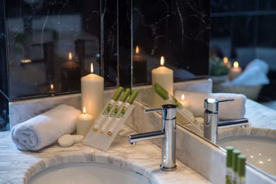 Space Family Suite with Jacuzzi Bath & Shower