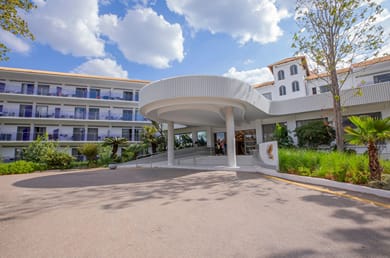 Golden Coast Hotel & Bungalows - Image 4