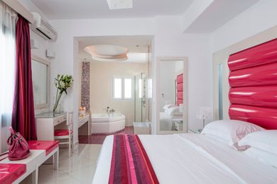 HONEYMOON SUITE WITH OUTDOOR HOT TUB