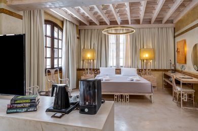 Executive Suite Rhodes with Hot Tub - 50m²