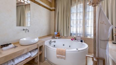 Executive Suite Rhodes with Hot Tub - 50m²