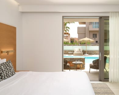 White Deluxe Swim Up Suite