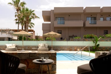 White Deluxe Swim Up Suite