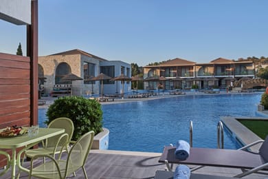 Family Room Sliding Door Swim up Pool View (Deluxe Area)