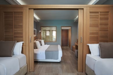 Family Room Sliding Door Swim up Pool View (Deluxe Area)