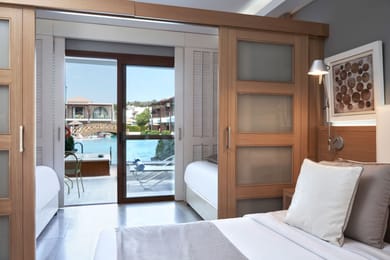 Family Room Sliding Door Swim up Pool View with Outdoor Whirlpool (Deluxe Area)