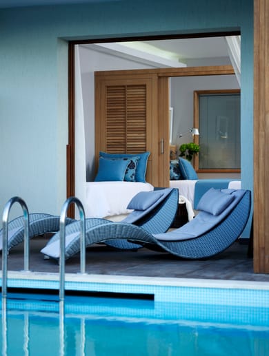 Family Room Sliding Door Swim up Pool View (Relax or Activity Area)