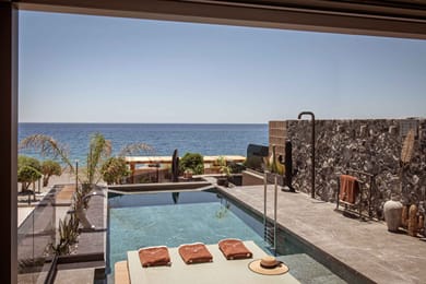 Lapis Nera Villa II - Beachfront & Free*Heated Pool
