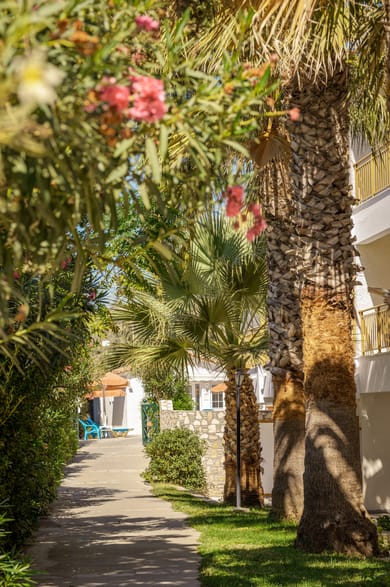 Hydrele Beach Hotel - Image 3