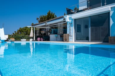 Icarus Luxury Beachfront Villa - Image 2